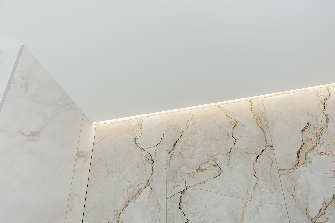 Salle de bain design ultra-contemporaine Paris 16e — LED et marbre