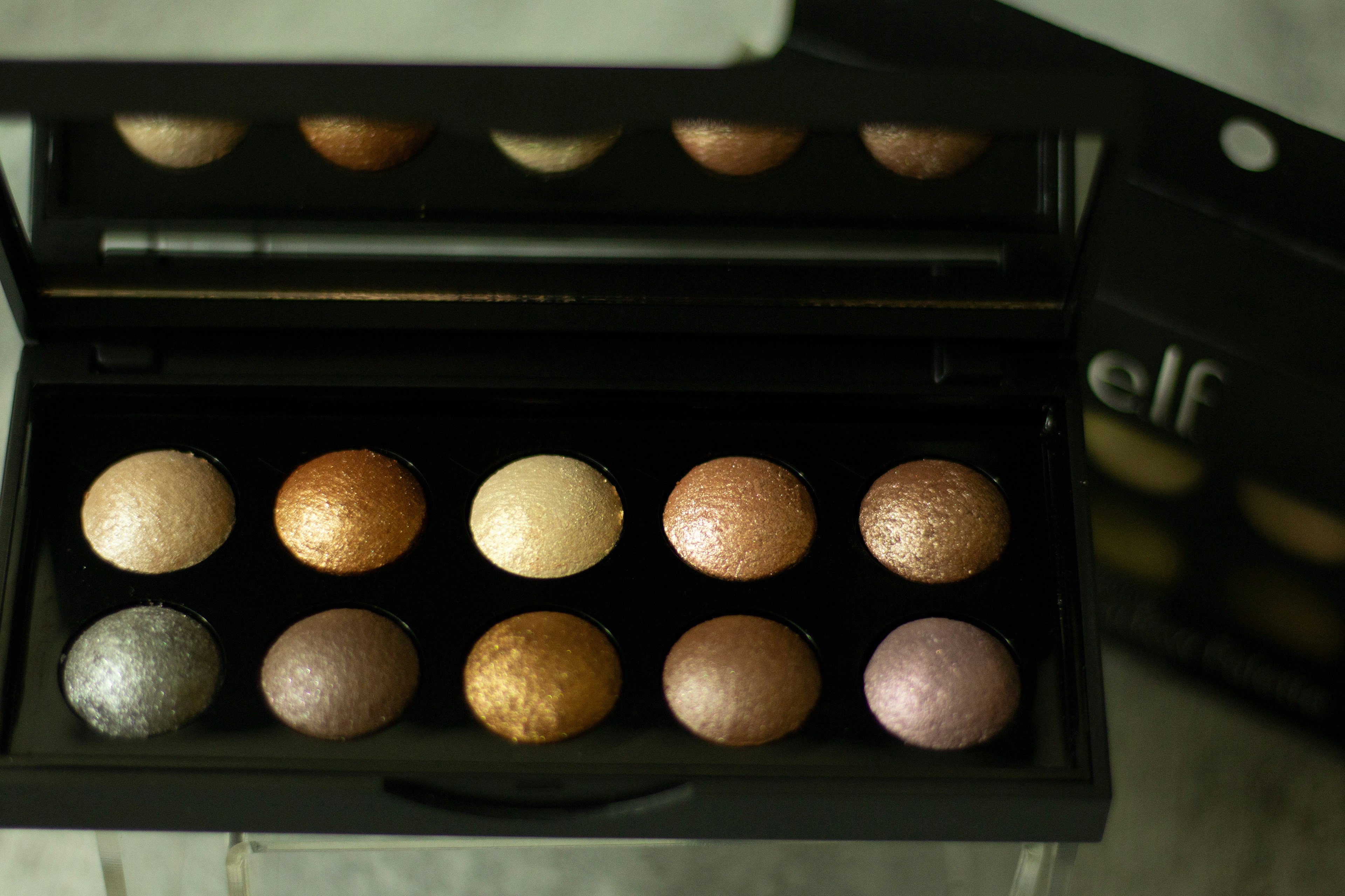Eyeshadow palette with ten shimmery shades.