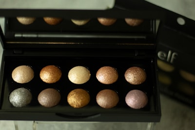 Eyeshadow palette with ten shimmery shades.