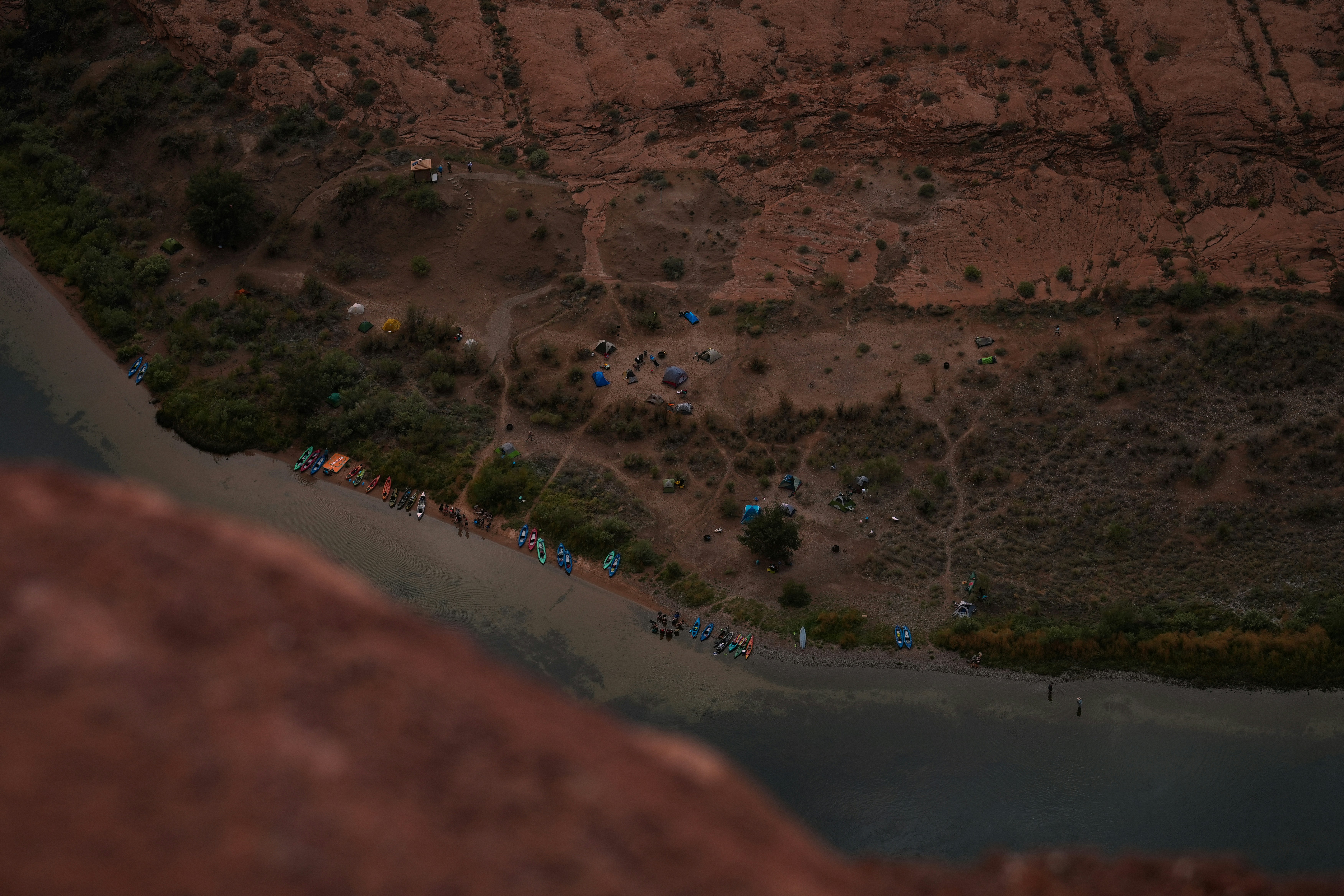 Kayak camping river adventure, ilustrasi artikel Stay Dry on the Water: The Best Dry Bags for Kayak and Canoe Camping 2