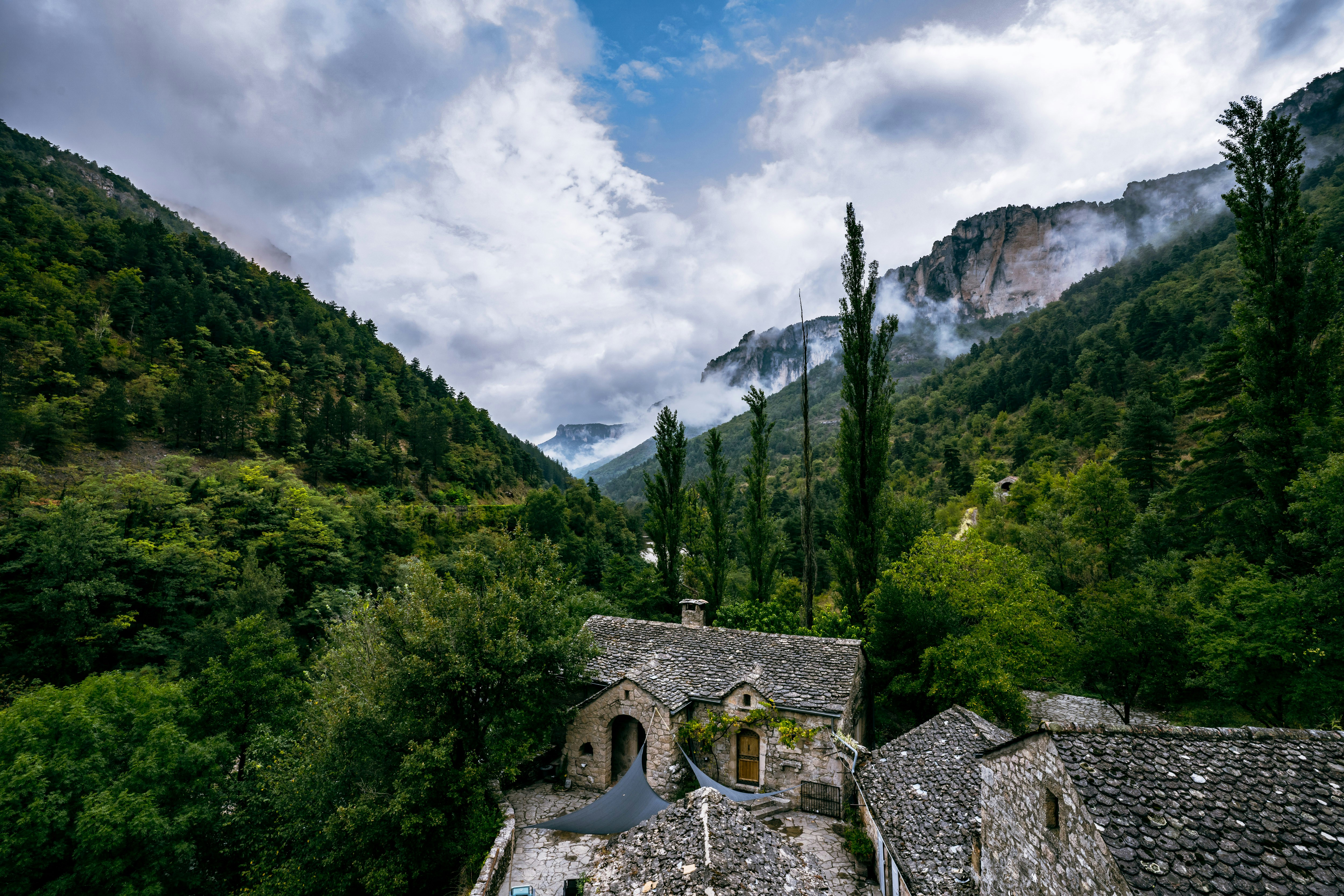 緑豊かな山の谷に佇む石造りの建物。