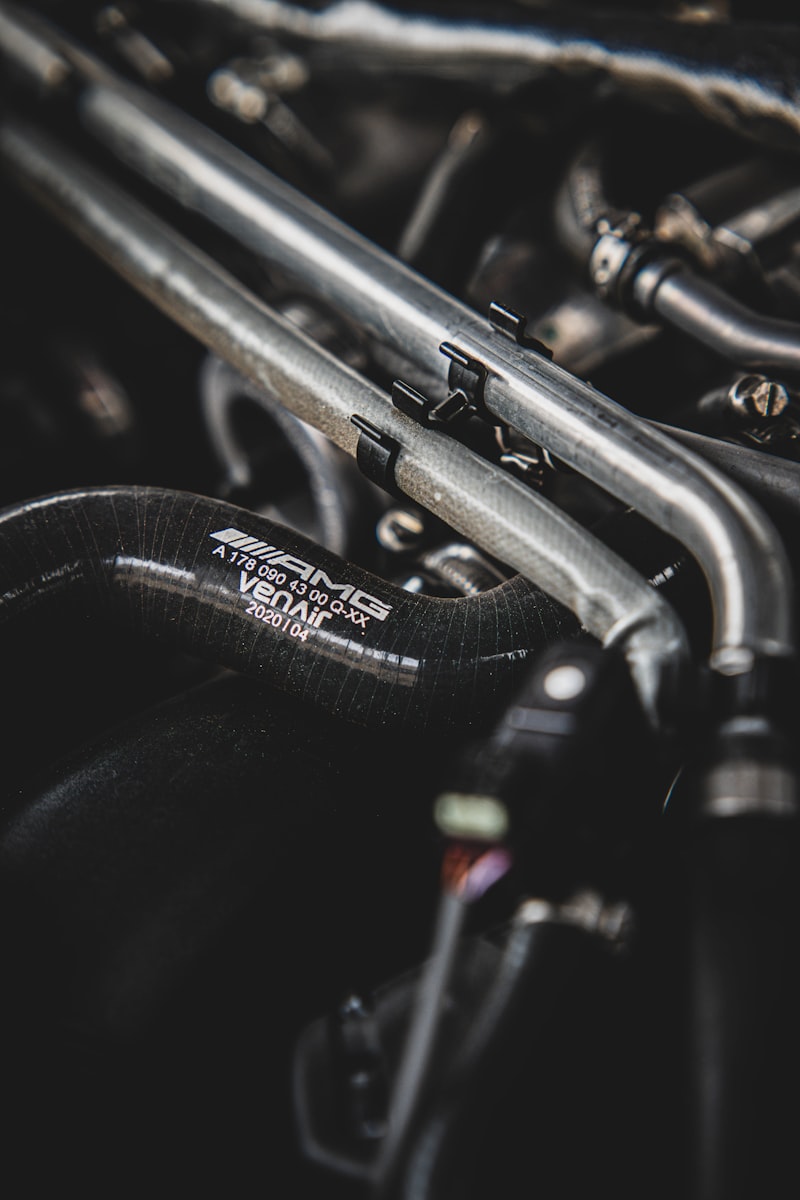 Détails de durites et tuyaux d’un moteur