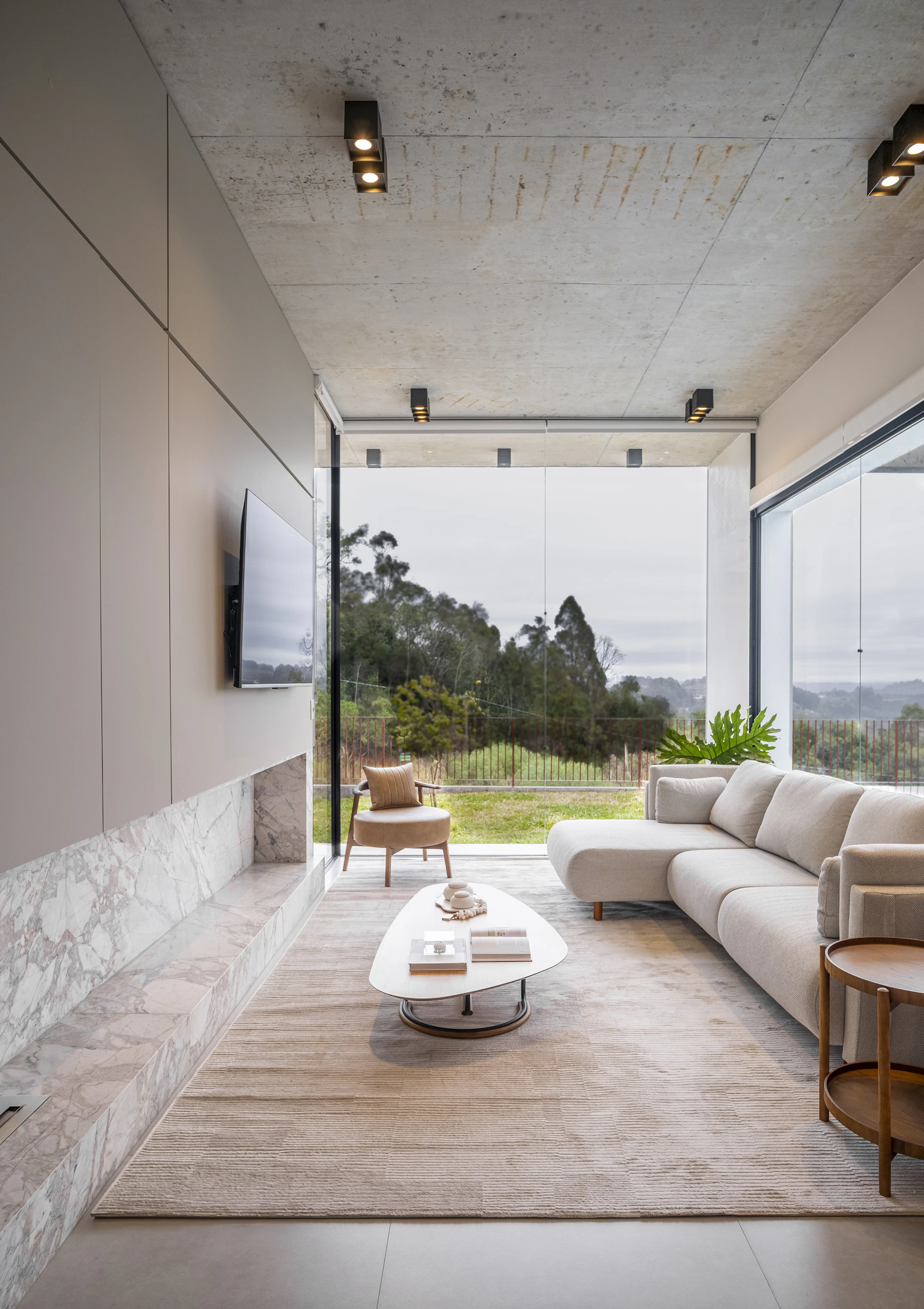 Salon moderne avec grandes baies vitrées et fenêtres alu sur mesure