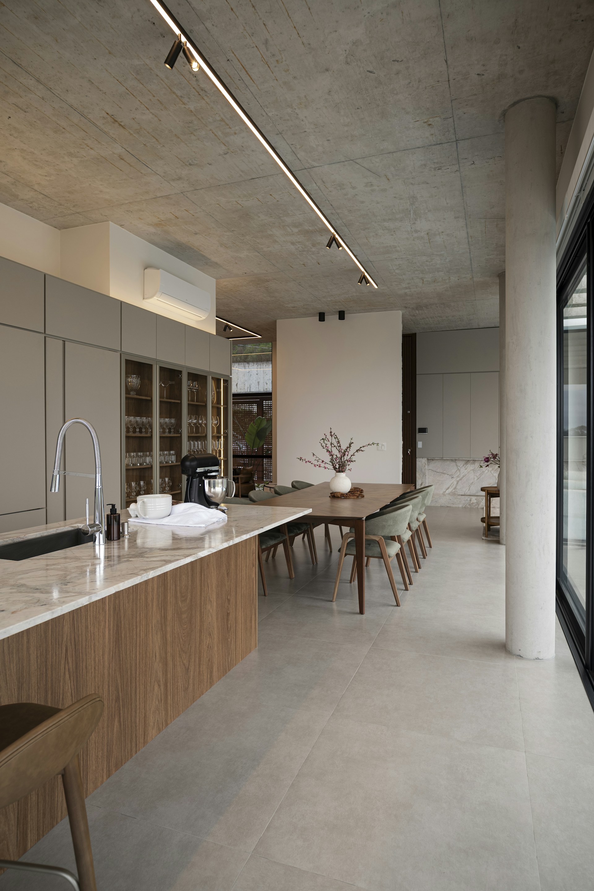 Modern kitchen and dining area with concrete ceiling