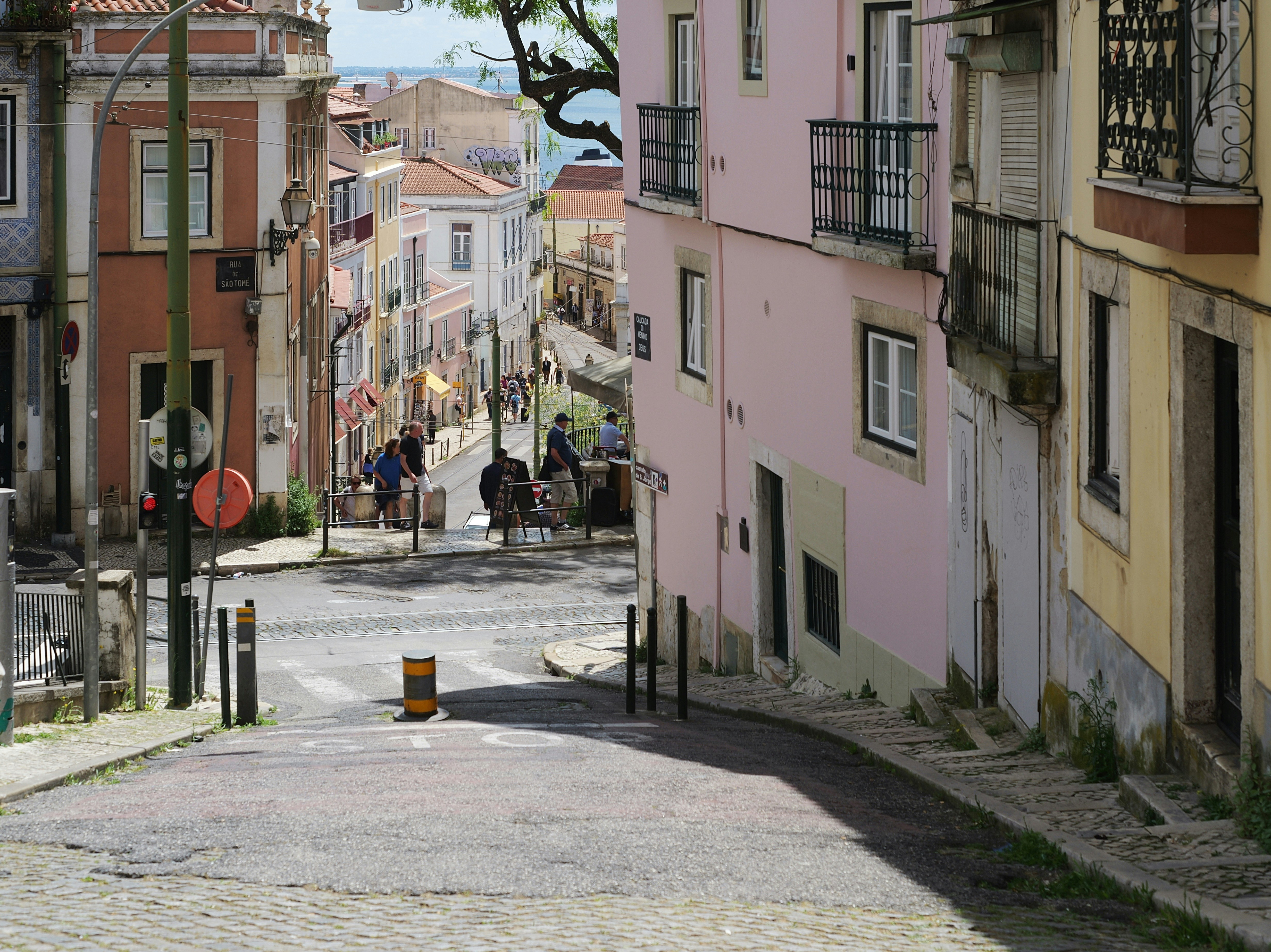 Rua de paralelepípedos em uma cidade europeia com edifícios.