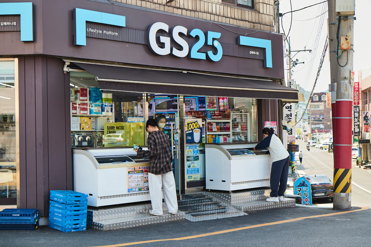 People at a GS25 convenience store counter in Korea