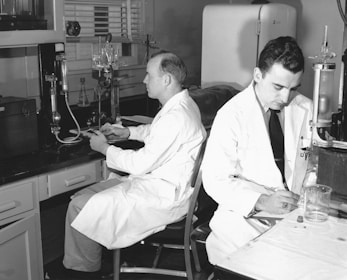 doctors working together-andrew-wardley