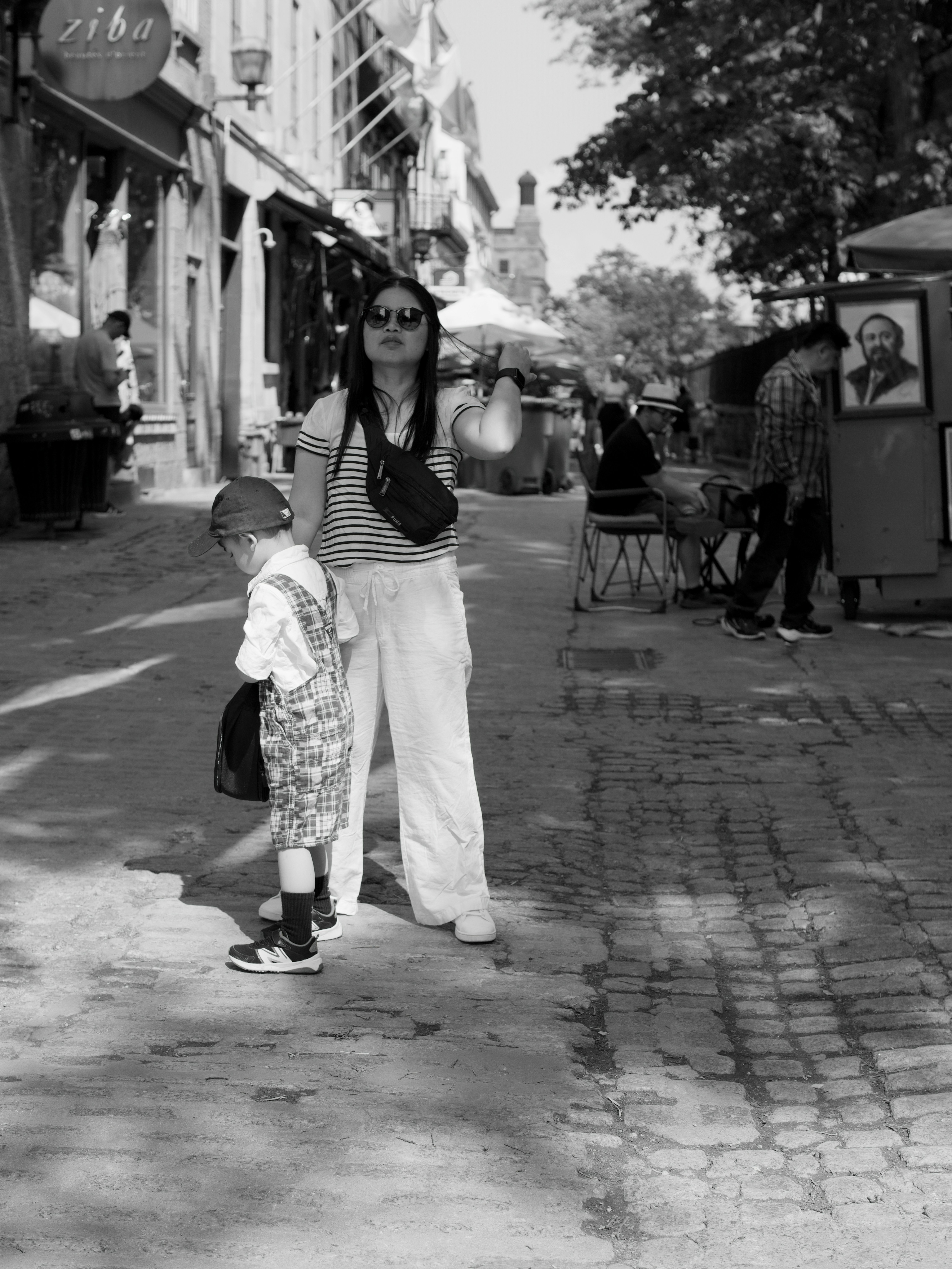 Wanita dan anak di jalan berbatu.