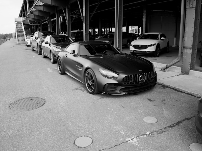 carros de luxo estacionados lado a lado