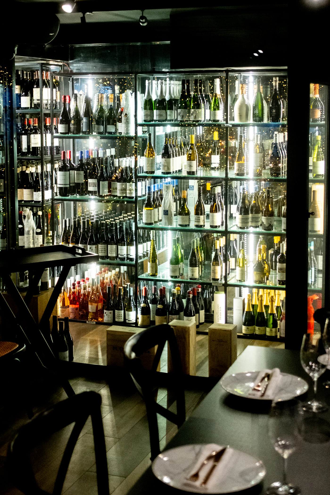 Wall of wine · dim