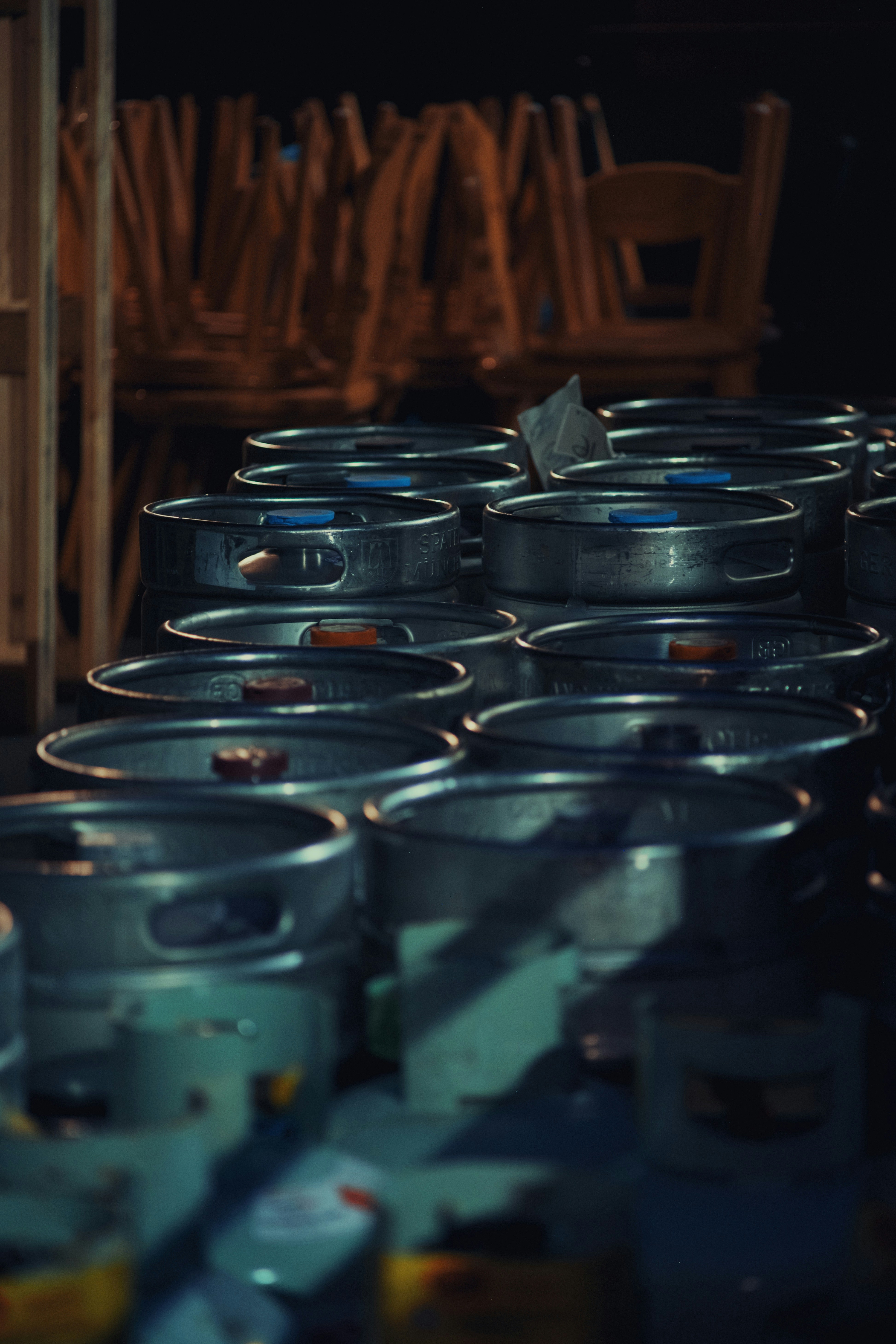 Piles de fûts de bière en métal la nuit