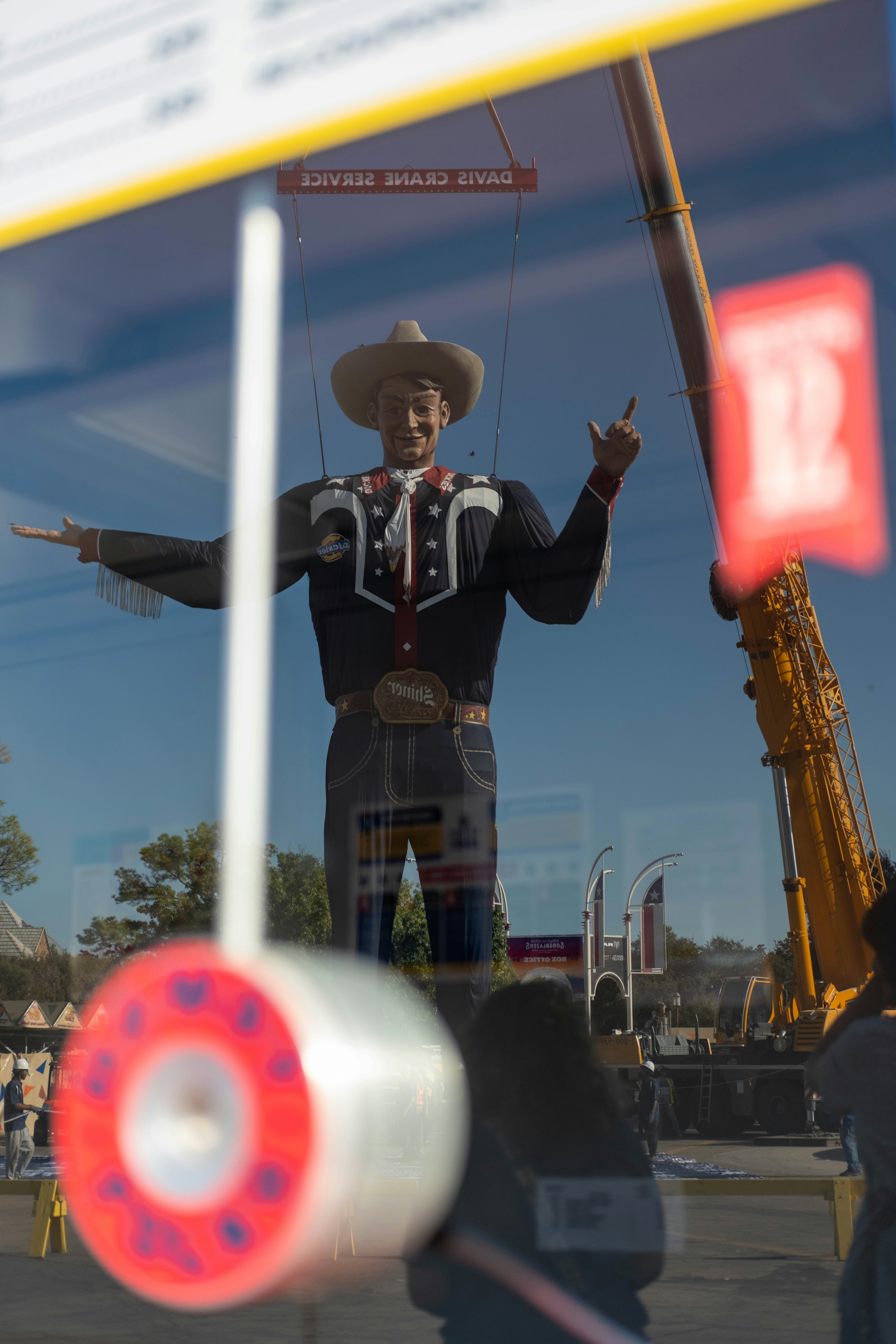 Statua gigante del cowboy con le braccia tese alla fiera