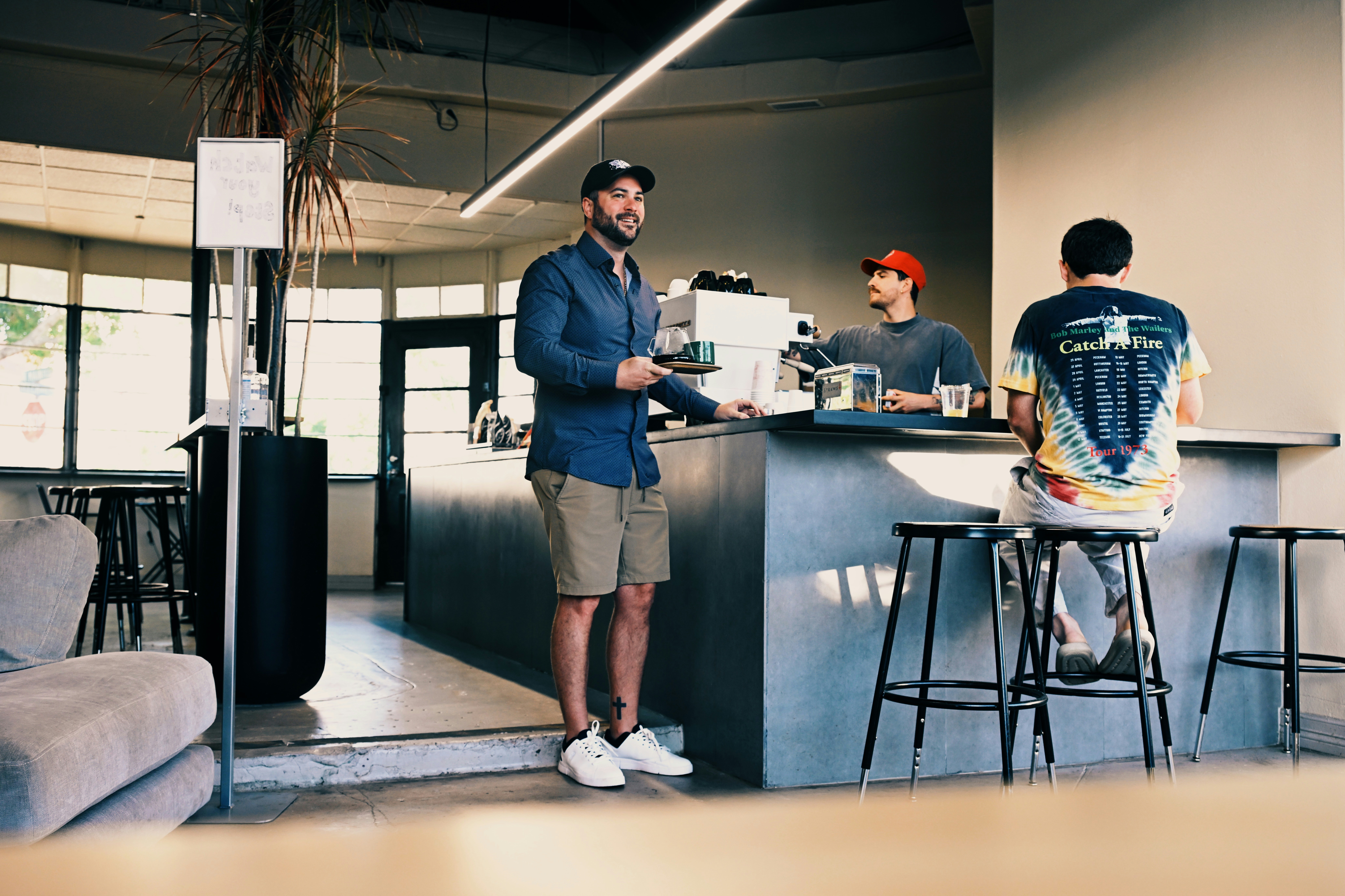 Mann bestellt Kaffee an einer modernen Café-Theke.