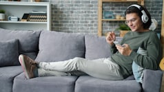 Joven usando su smartphone para compartir un enlace de referido