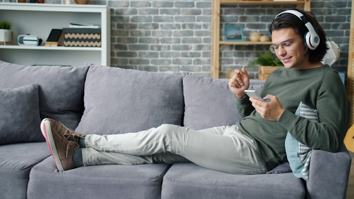 Joven espanol generando ingresos desde su movil sin inversion