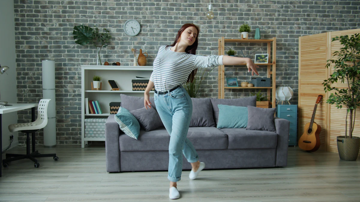 Wanita muda sedang menari mengikuti koreografi lagu viral di ruang modern sebagai inspirasi konten dance TikTok yang ramai di FYP