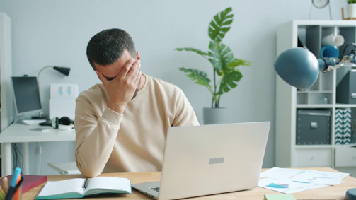 Hombre frustrado por la contabilidad mediante ERP