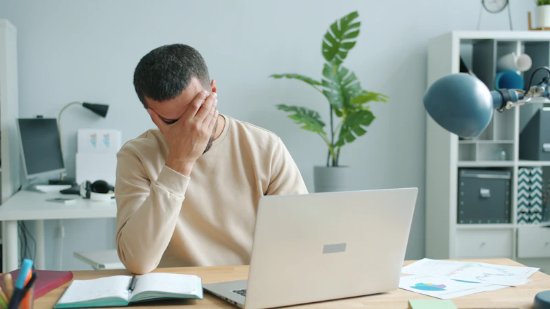 Adulto sobrecarregado e ansioso em frente ao computador
