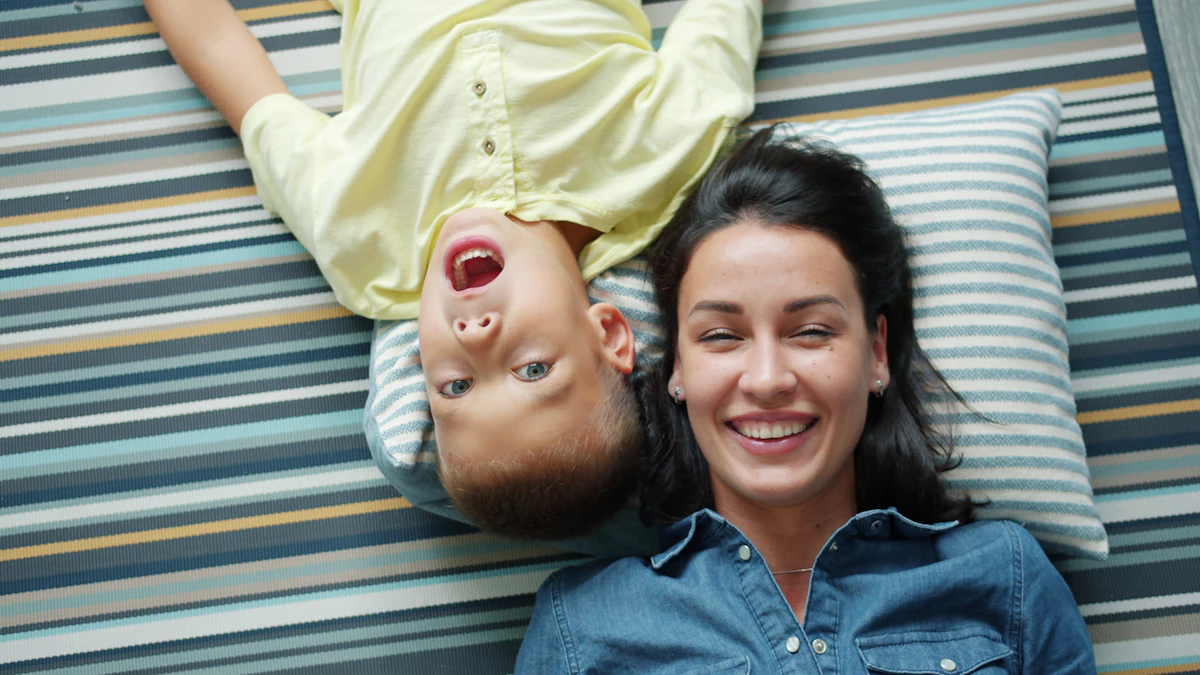 Parent détendu avec enfant à domicile