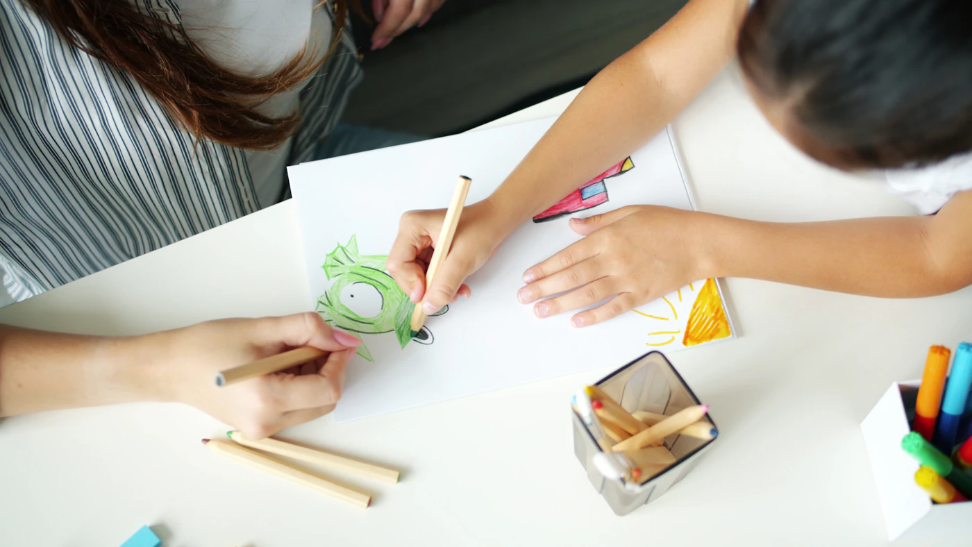 Colorier avec votre enfant : la force tranquille du lien