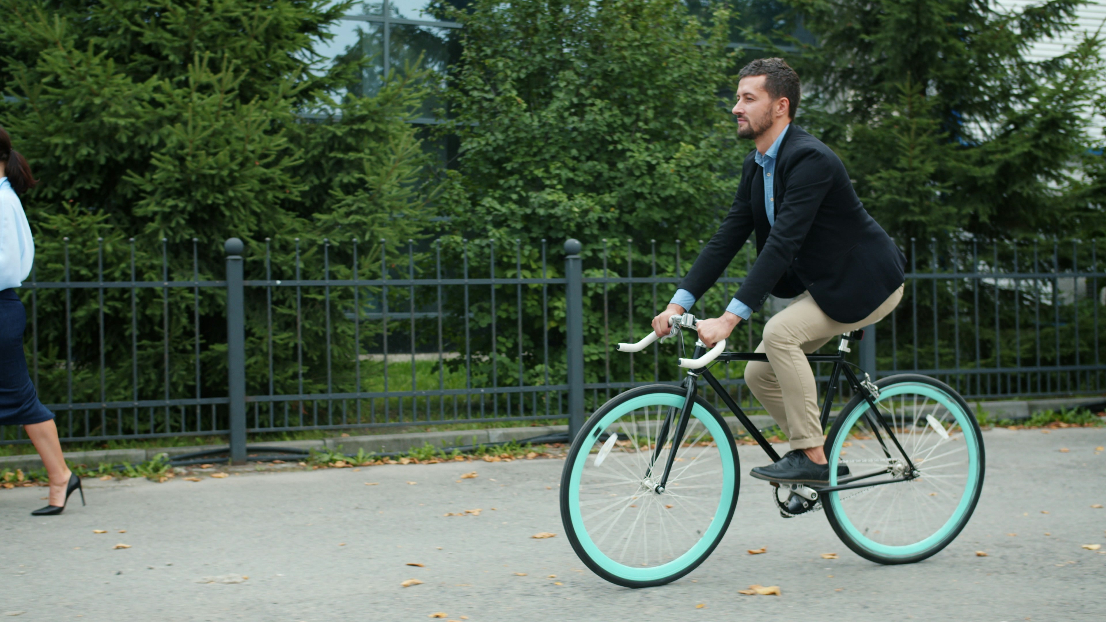 Businessman commuting on bike with Spiny kit