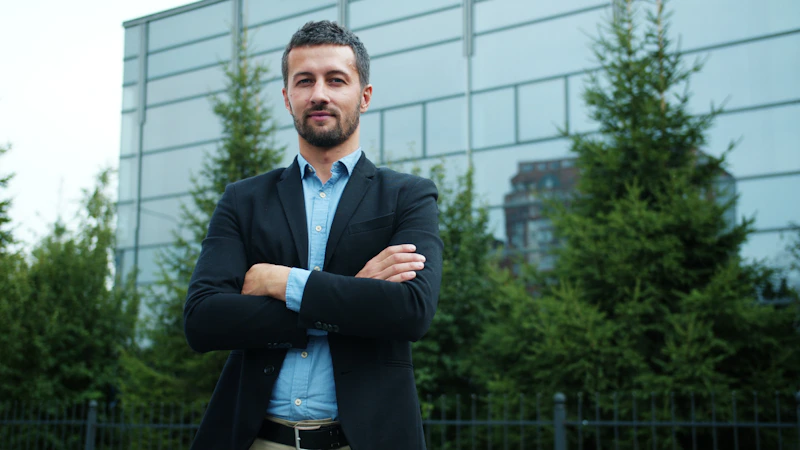 Hombre de negocios con brazos cruzados, confianza en Semrush.