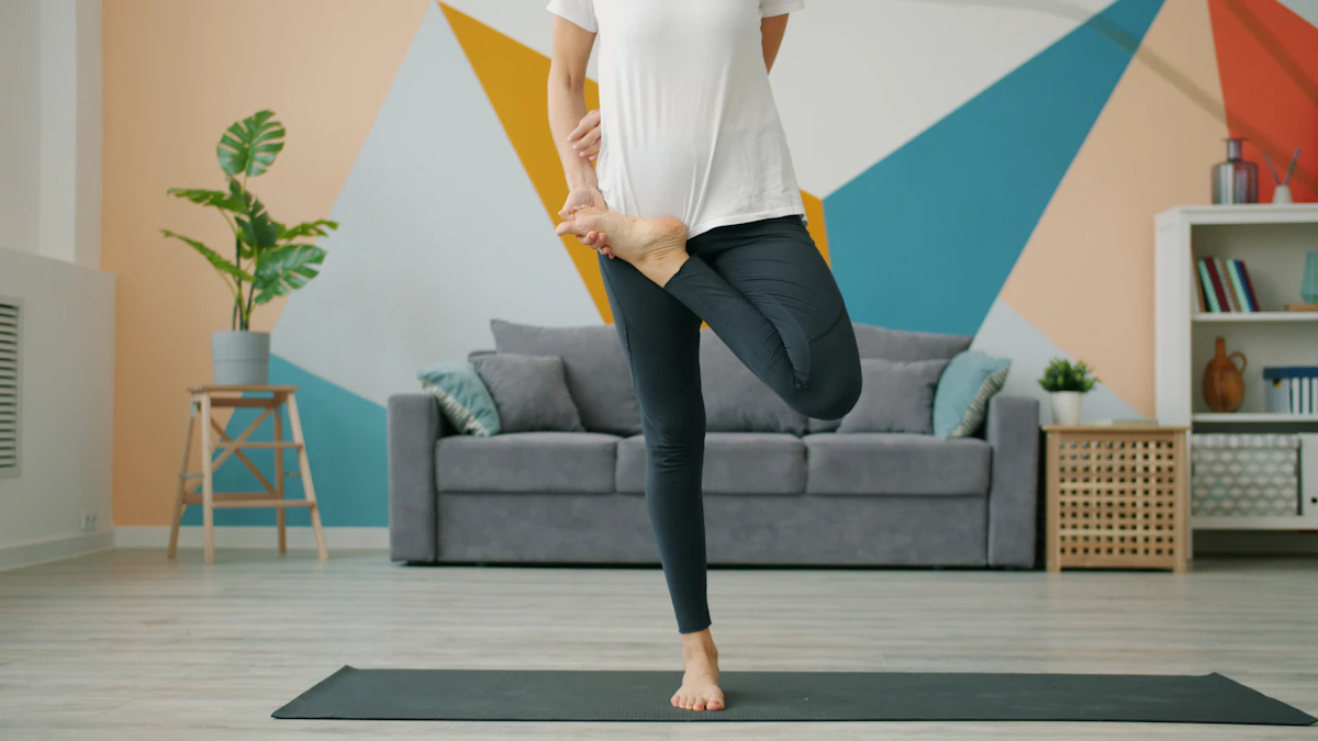 Person macht eine ruhige Yoga-Übung zu Hause