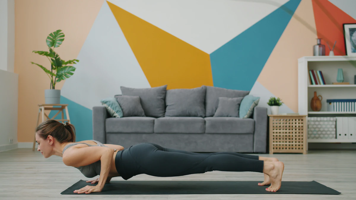 Mulher em posição de flexão de braços sobre tapete em ambiente interno, reforçando treino de peitoral e tríceps em casa