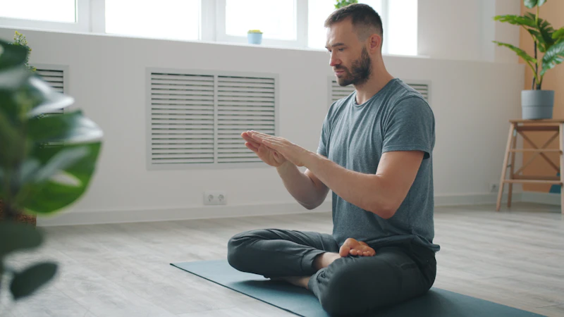 Damien, professeur de Pilates et hatha, en posture assise