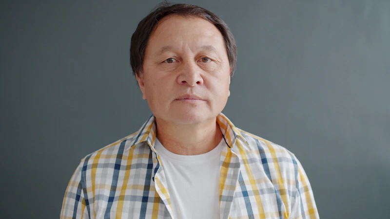 Älterer asiatischer Mann im karierten Hemd