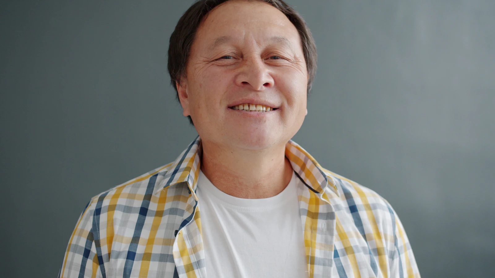 환하게 웃는 중년 남성