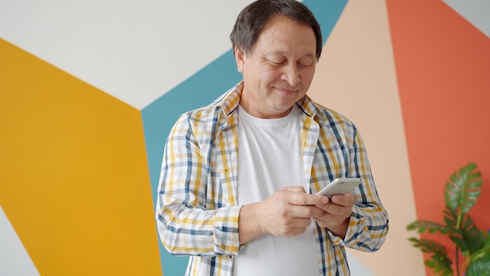 Telefonuyla mesaj yazan kişi