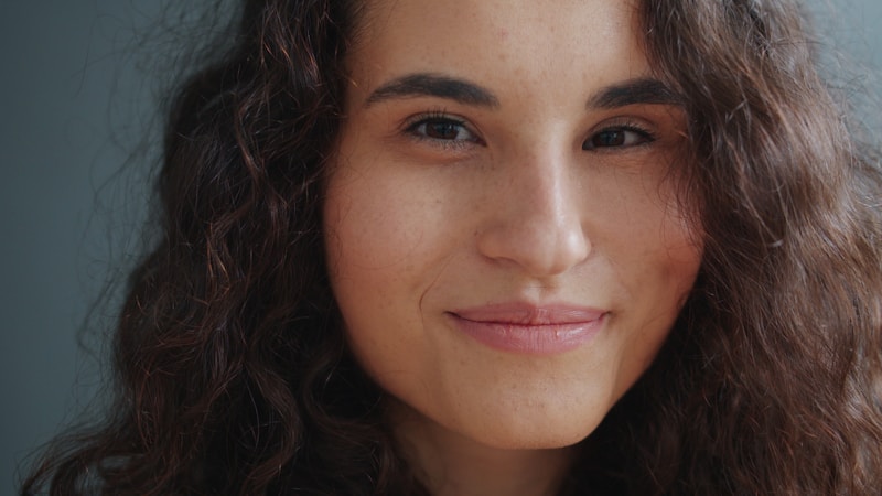 jeune femme aux cheveux bouclés souriante