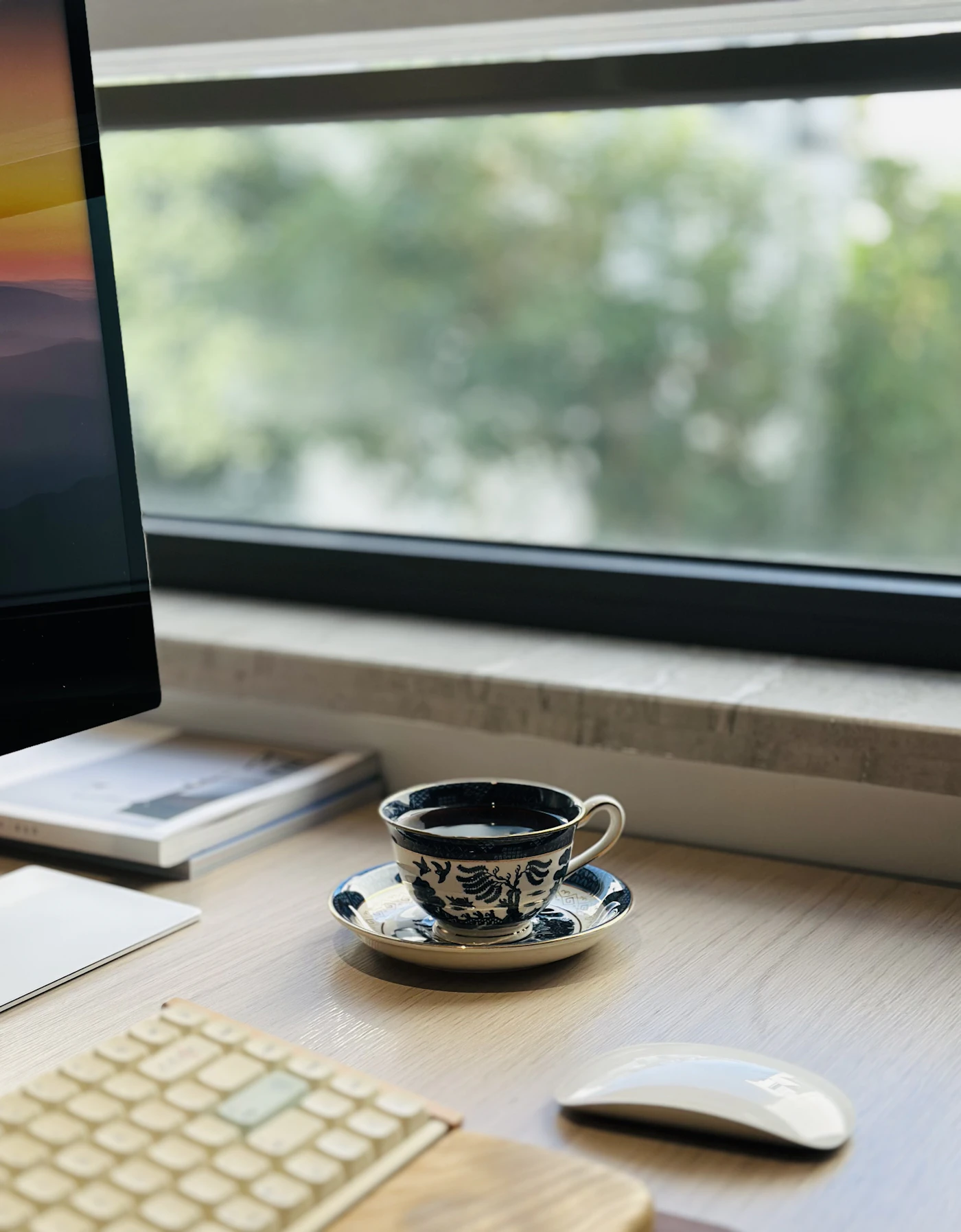 Kaffeetasse am Fenster als Symbol für eine neue rauchfreie Morgenroutine
