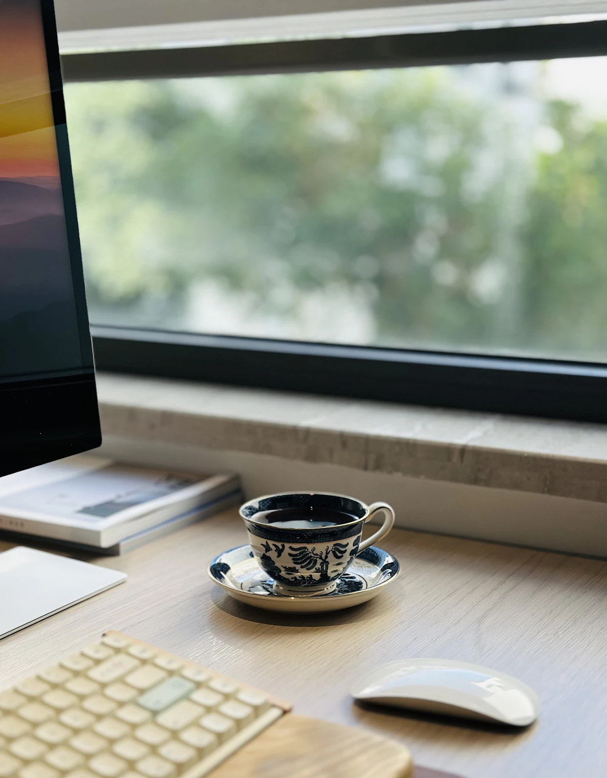 Kaffeetasse am Schreibtisch als typischer Routine-Trigger nach dem Rauchstopp