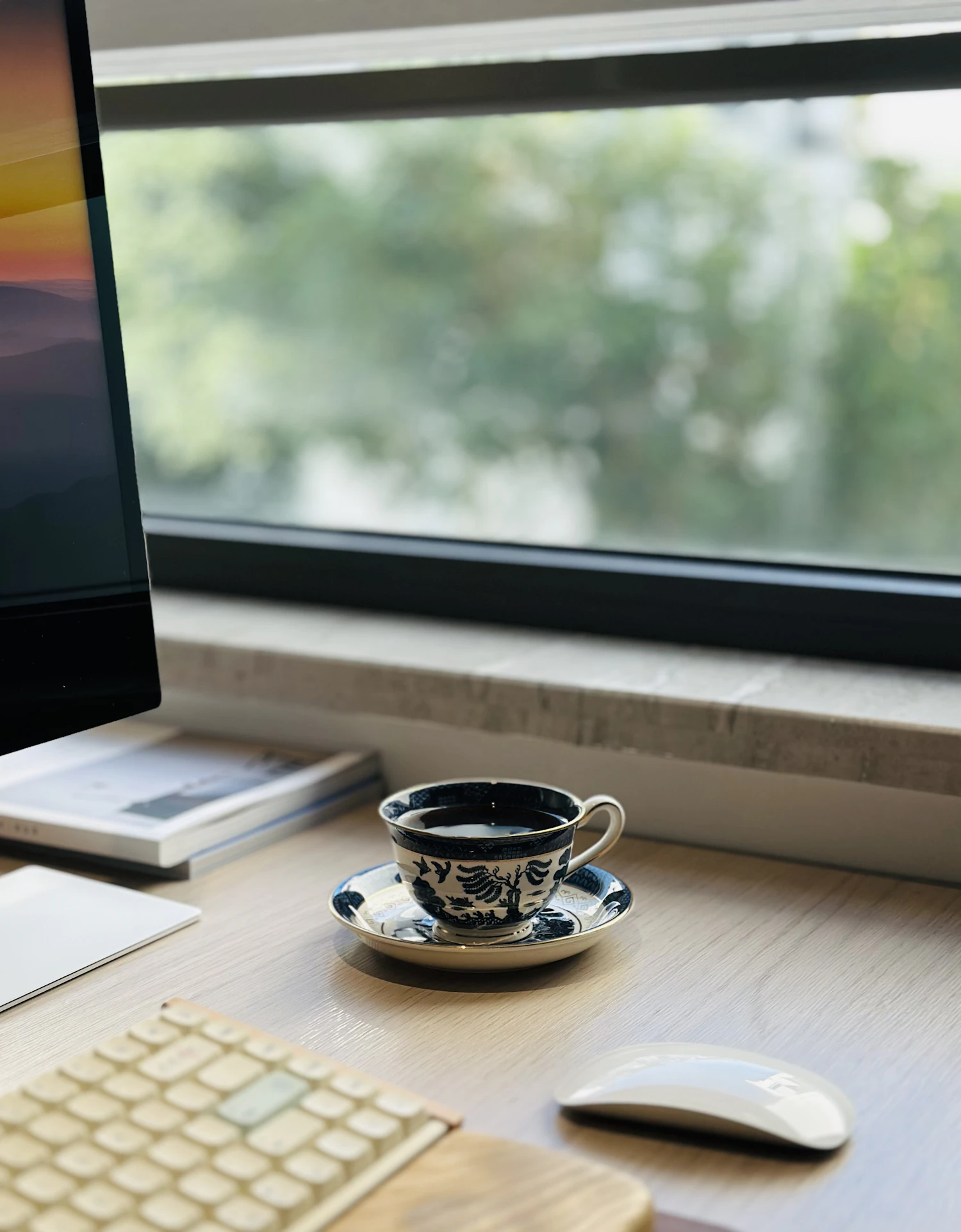 Kaffeetasse am Schreibtisch als typischer Routine-Trigger nach dem Rauchstopp