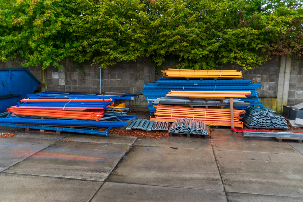 Material de construcción apilado en almacén