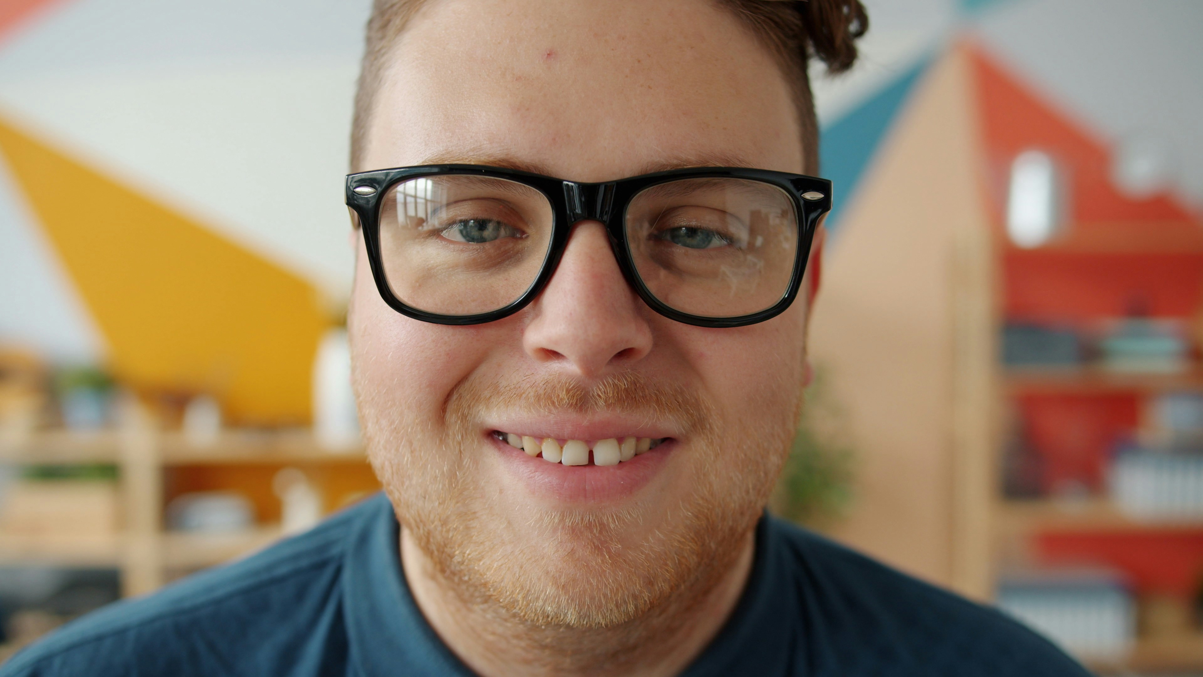 Hombre con gafas sonriendo en la oficina