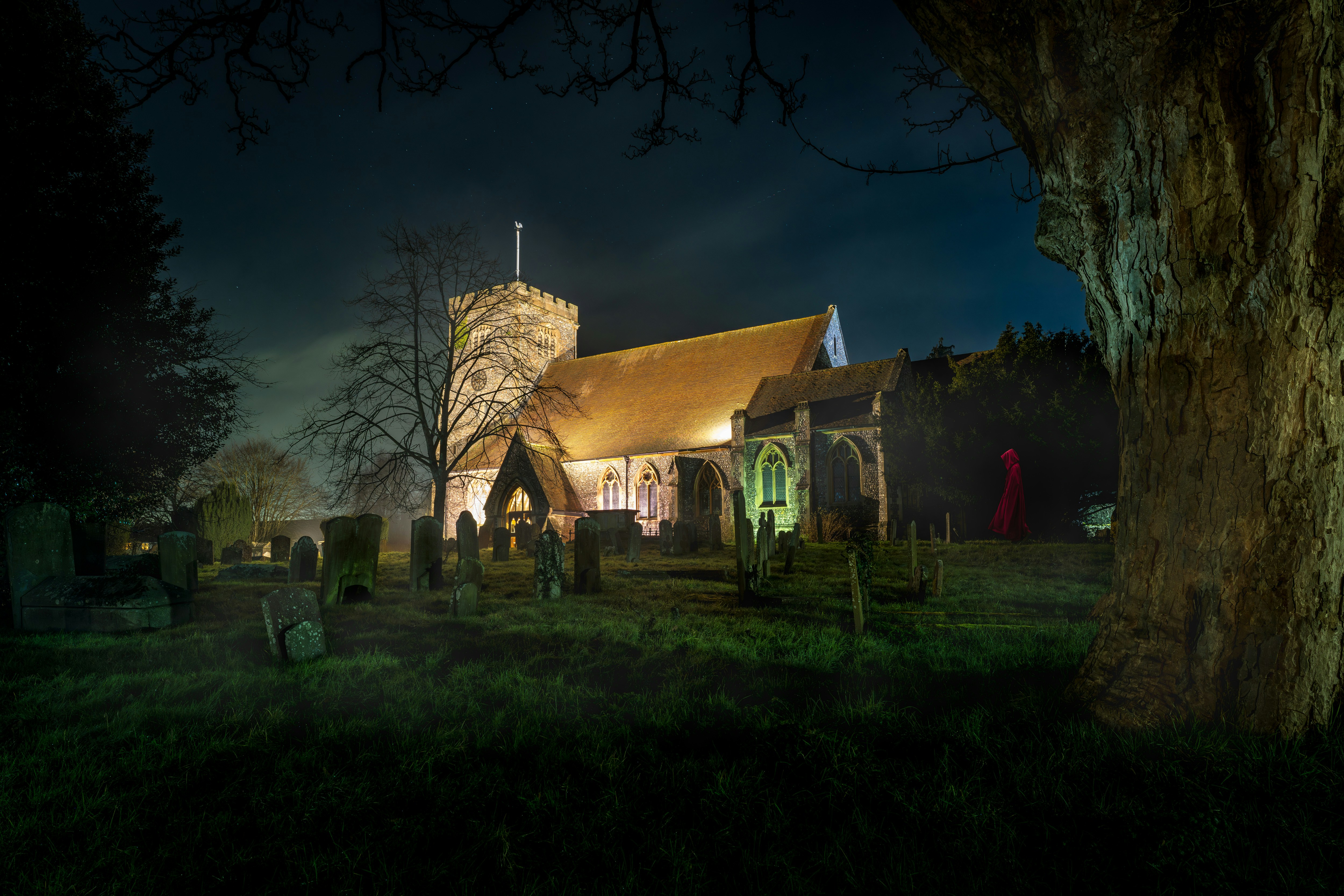 Chiesa spettrale e cimitero di notte
