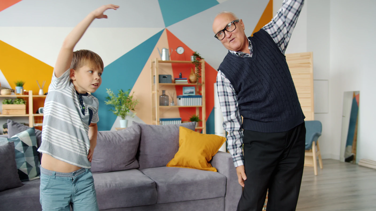 Un grand-parent et un jeune enfant complices à la maison