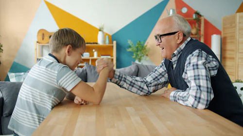 Abuelo y nieto jugando
