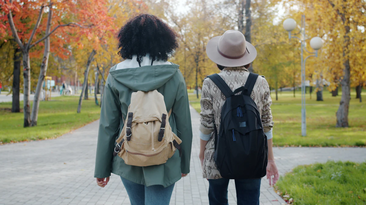 Zwei Menschen bei einem Spaziergang im Park als Symbol für Bewegung nach dem Rauchstopp