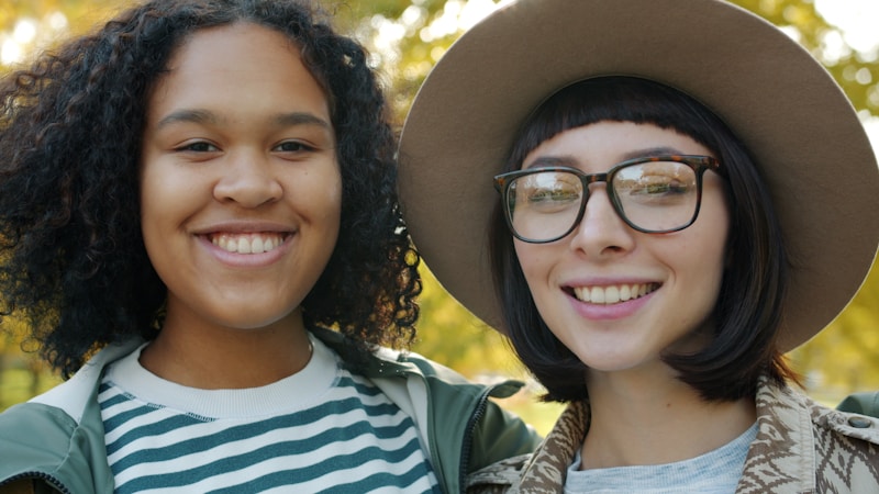 Sonrisas en encuentro pansexual