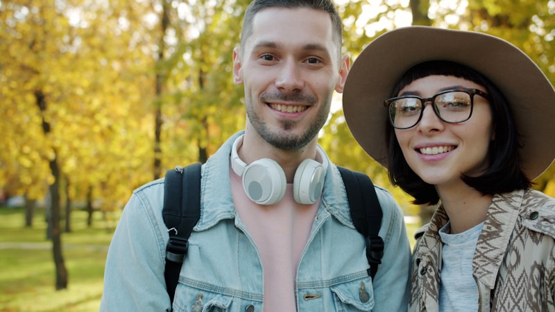 casal gay sorrindo ao ar livre