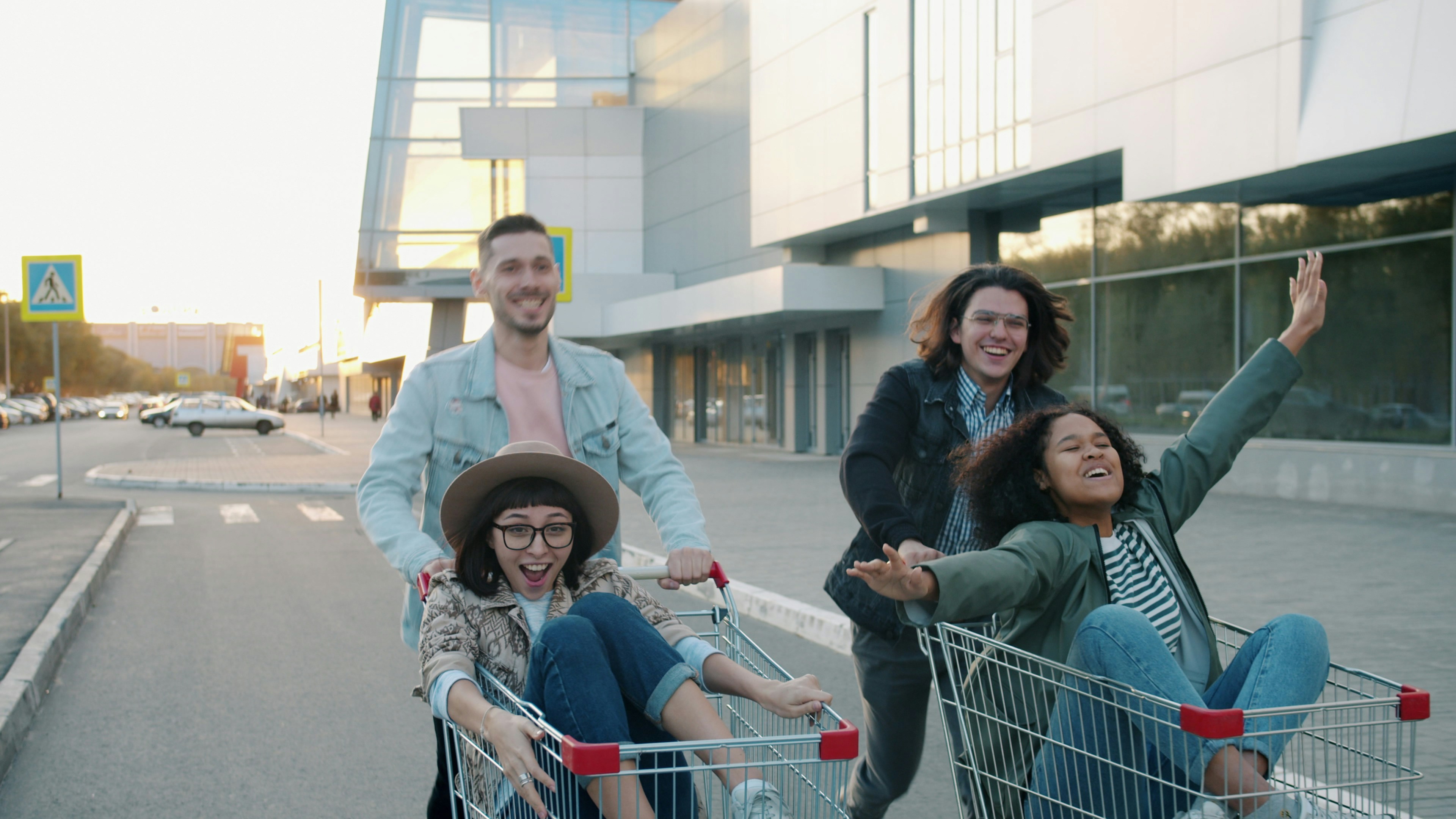 grupp vänner skrattar tillsammans och njuter av goda tider