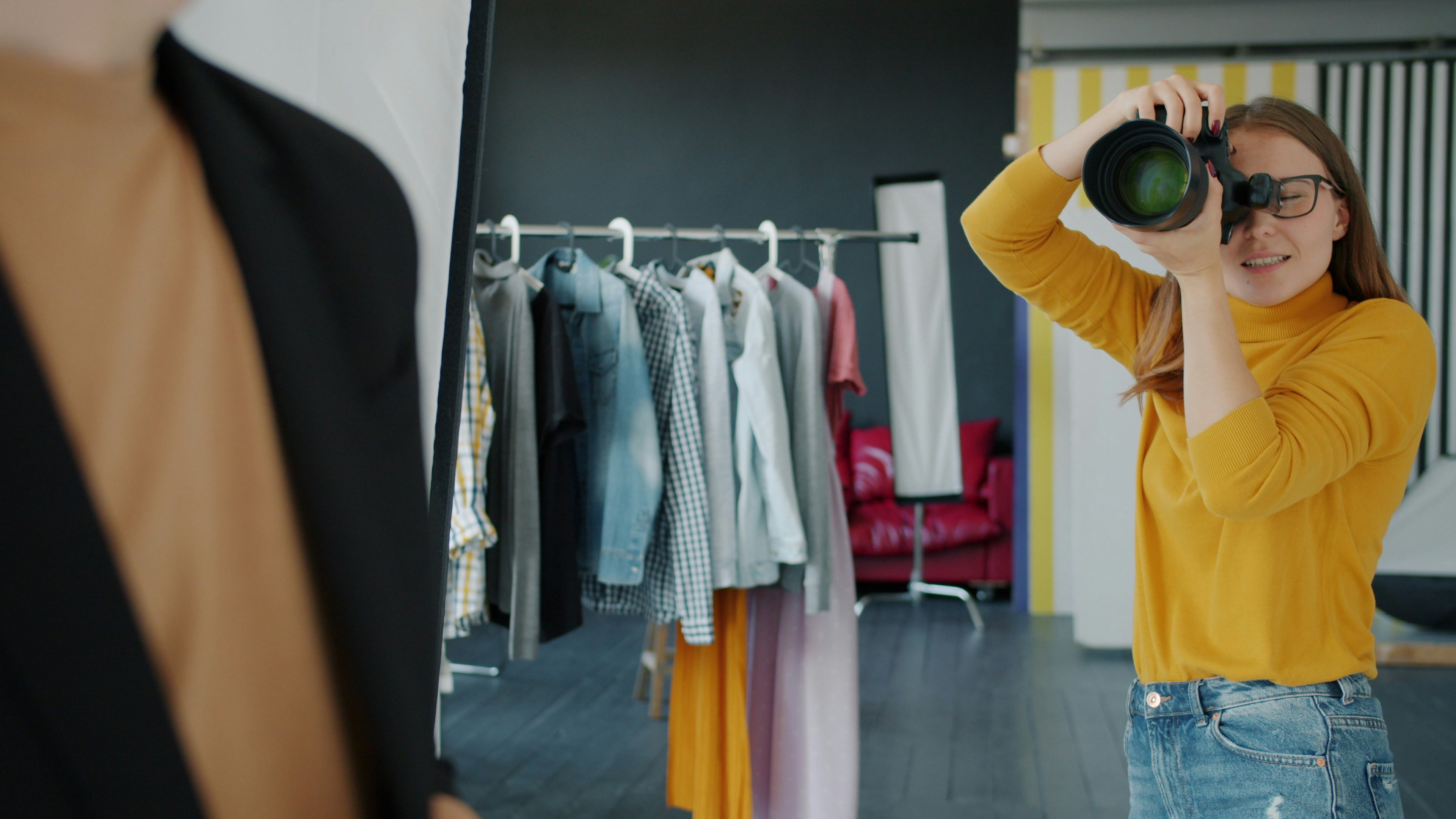 Imagem de uma pessoa criando conteúdo