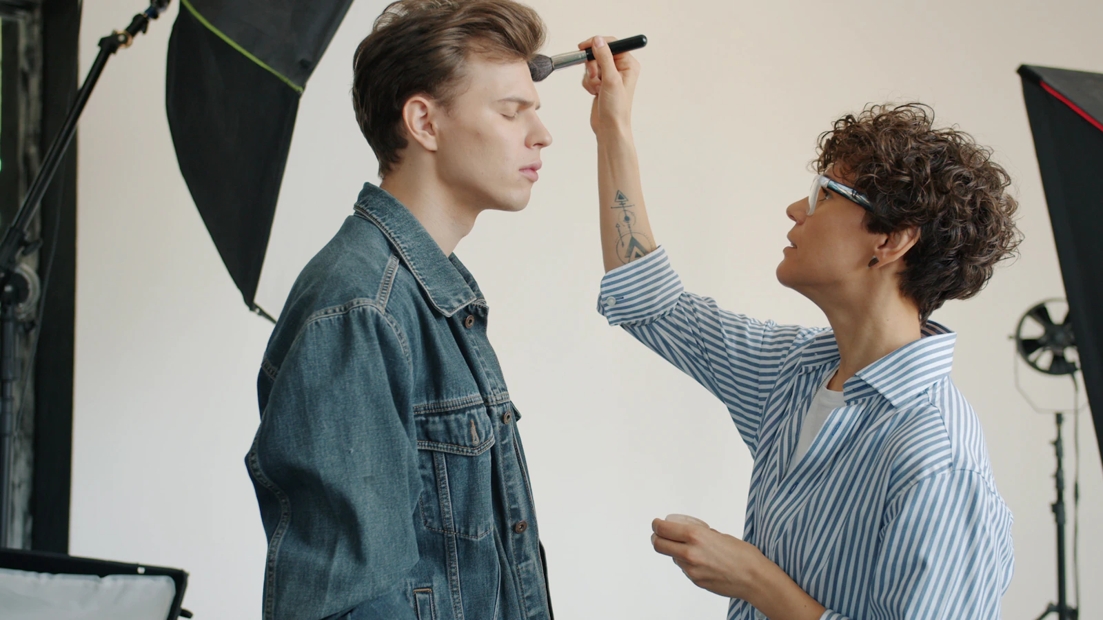 Maquilleuse professionnelle préparant un talent