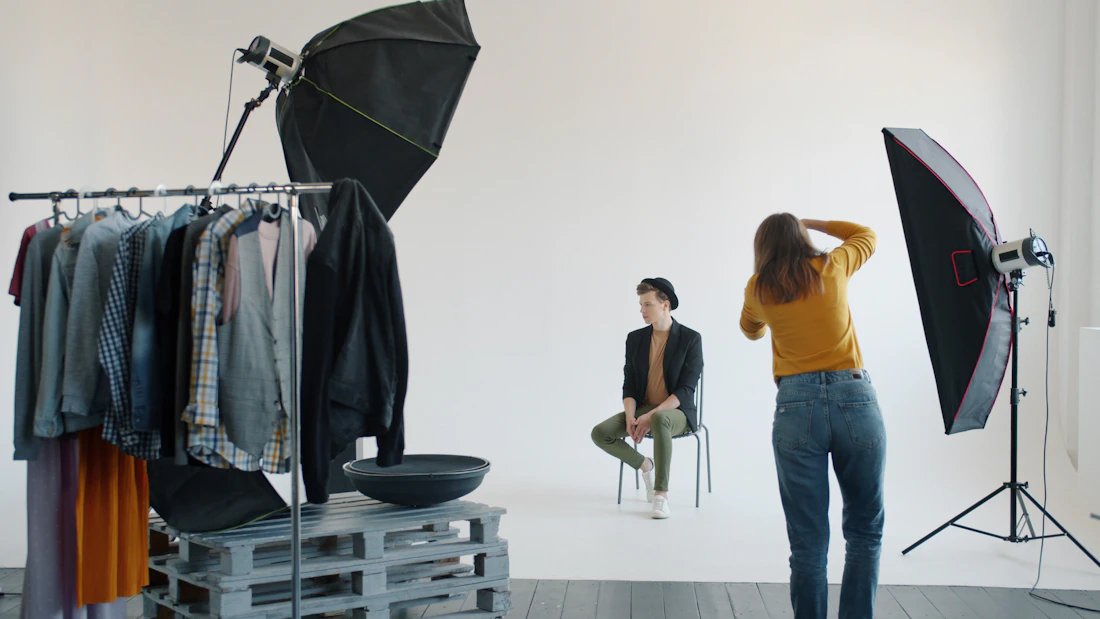 Équipe de production en plein shooting photo en studio, photo illustrative