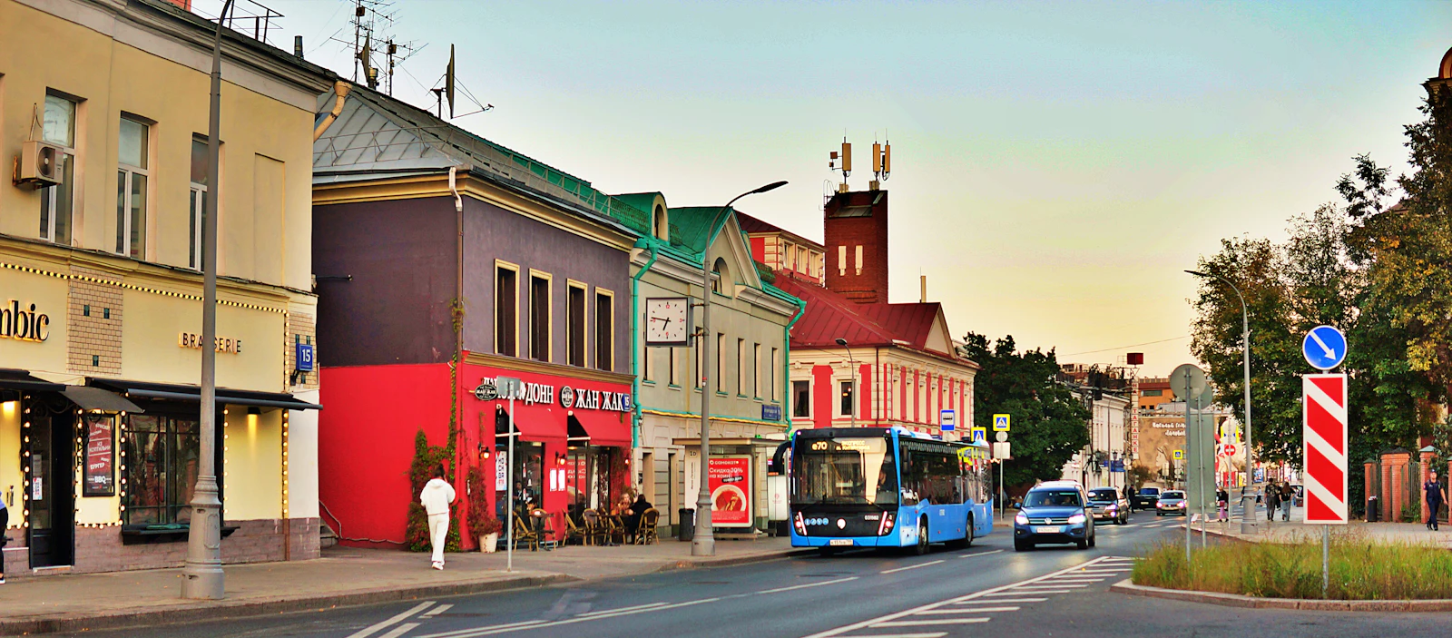 Городская улица с автомобилями в Москве