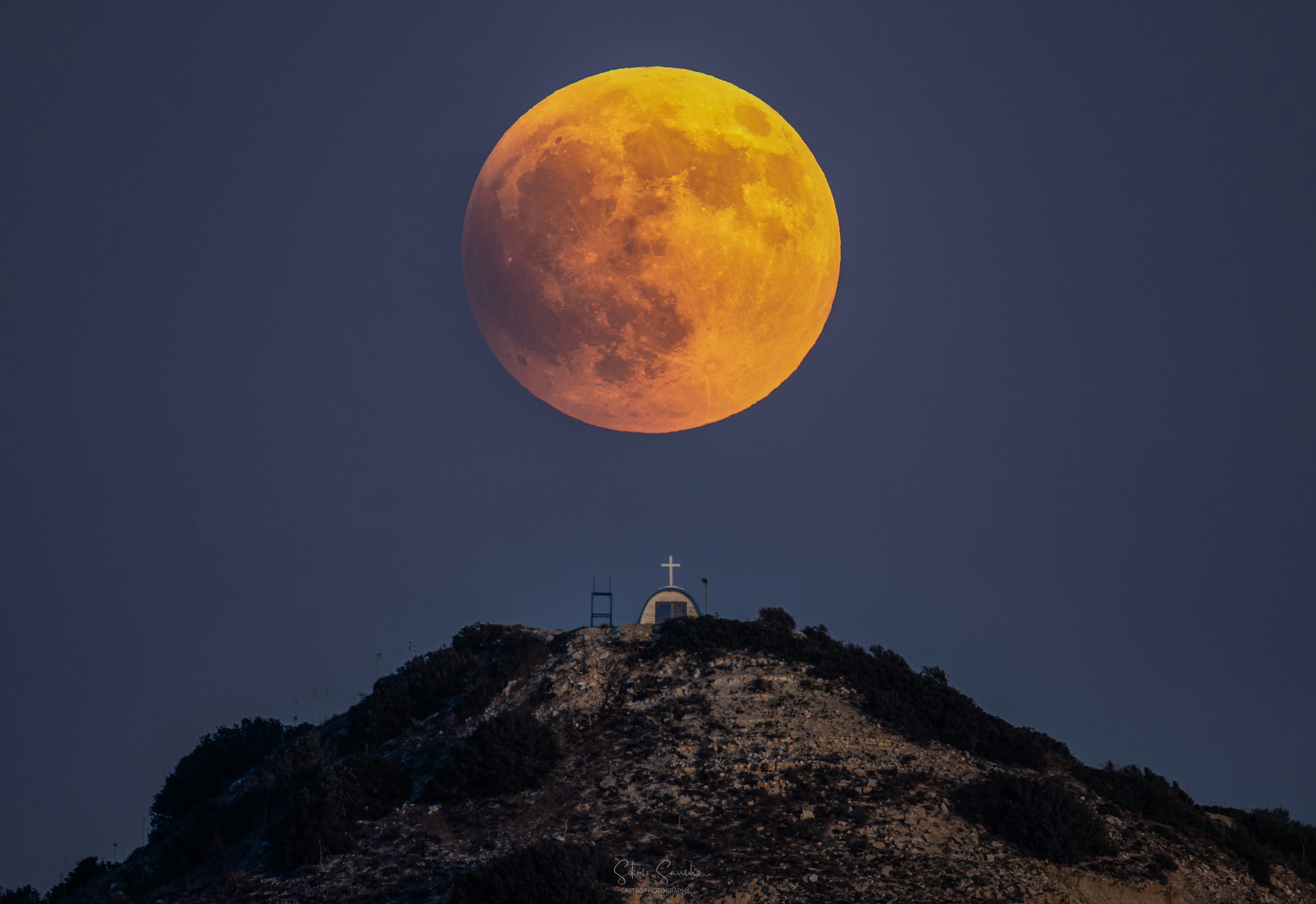 🌑🔥 Blood Moon Rising 🔥🌑 On the night of September 7, 2025, the Moon above Cyprus transformed into a fiery red spectacle during the Total Lunar Eclipse. Captured at Agios Theodoros, Larnaca – Chapel of Agios Gerasimos. A night when the sky turned into a canvas of mystery, beauty, and cosmic wonder. #AstroVerceCyprus #BloodMoon #LunarEclipse #TotalLunarEclipse #MoonMagic #cyprus #Astrophotography #CelestialBeauty #CosmicVibes #Stargazing #CyprusNightSky #Larnaca #AgiosTheodoros #NeverStopLookingUp #AstronomyLovers #Night